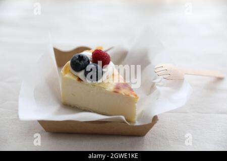 Käsekuchen mit Beere in der Takeout-Box Stockfoto