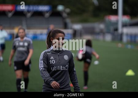 Nach ihrer Verletzung ist Althea Paul (10 Sheffield United) wieder im Kader des Spieltages und erwärmt sich vor dem Spiel der FA Womens Championship zwischen Crystal Palace und Sheffield United in Hayes Lane, Bromley, England. Stockfoto