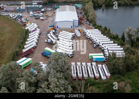 Das Bild vom 1. Oktober zeigt die governmentÕs Reserve-Tanker, die trotz der anhaltenden Kraftstoffkrise am Freitagmorgen in Fenstanton, Cambridgeshire, gelagert werden.nur eine Handvoll der 40 Tanker im Wert von schätzungsweise £4 Millionen wurden diese Woche verlassen. Die governmentÕs Reserve-Tanker sitzen heute Morgen (Freitag) auf einem Lagerplatz in Cambridgeshire, während die Kraftstoffkrise anhält. Rund 40 Tanker im Wert von schätzungsweise £4 Millionen werden im Lagerhaus in Fenstanton geparkt, während die Vorhöfe in ganz Großbritannien aufgrund eines Mangels an Lkw-Fahrern geschlossen bleiben. Stockfoto