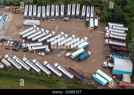 Das Bild vom 1. Oktober zeigt die governmentÕs Reserve-Tanker, die trotz der anhaltenden Kraftstoffkrise am Freitagmorgen in Fenstanton, Cambridgeshire, gelagert werden.nur eine Handvoll der 40 Tanker im Wert von schätzungsweise £4 Millionen wurden diese Woche verlassen. Die governmentÕs Reserve-Tanker sitzen heute Morgen (Freitag) auf einem Lagerplatz in Cambridgeshire, während die Kraftstoffkrise anhält. Rund 40 Tanker im Wert von schätzungsweise £4 Millionen werden im Lagerhaus in Fenstanton geparkt, während die Vorhöfe in ganz Großbritannien aufgrund eines Mangels an Lkw-Fahrern geschlossen bleiben. Stockfoto