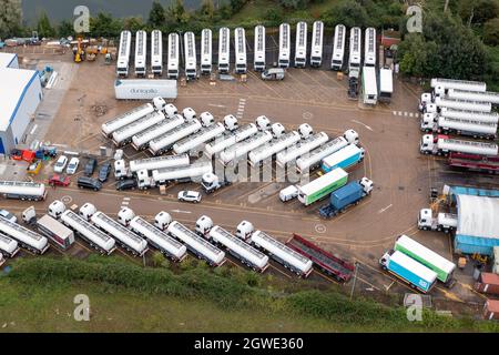 Das Bild vom 1. Oktober zeigt die governmentÕs Reserve-Tanker, die trotz der anhaltenden Kraftstoffkrise am Freitagmorgen in Fenstanton, Cambridgeshire, gelagert werden.nur eine Handvoll der 40 Tanker im Wert von schätzungsweise £4 Millionen wurden diese Woche verlassen. Die governmentÕs Reserve-Tanker sitzen heute Morgen (Freitag) auf einem Lagerplatz in Cambridgeshire, während die Kraftstoffkrise anhält. Rund 40 Tanker im Wert von schätzungsweise £4 Millionen werden im Lagerhaus in Fenstanton geparkt, während die Vorhöfe in ganz Großbritannien aufgrund eines Mangels an Lkw-Fahrern geschlossen bleiben. Stockfoto