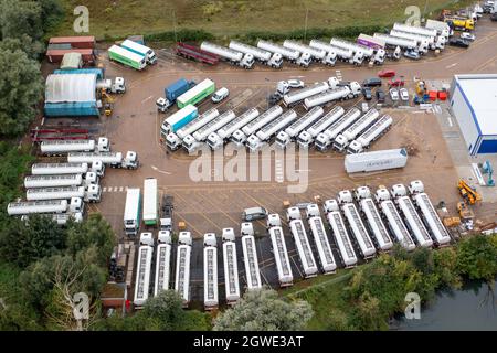 Das Bild vom 1. Oktober zeigt die governmentÕs Reserve-Tanker, die trotz der anhaltenden Kraftstoffkrise am Freitagmorgen in Fenstanton, Cambridgeshire, gelagert werden.nur eine Handvoll der 40 Tanker im Wert von schätzungsweise £4 Millionen wurden diese Woche verlassen. Die governmentÕs Reserve-Tanker sitzen heute Morgen (Freitag) auf einem Lagerplatz in Cambridgeshire, während die Kraftstoffkrise anhält. Rund 40 Tanker im Wert von schätzungsweise £4 Millionen werden im Lagerhaus in Fenstanton geparkt, während die Vorhöfe in ganz Großbritannien aufgrund eines Mangels an Lkw-Fahrern geschlossen bleiben. Stockfoto