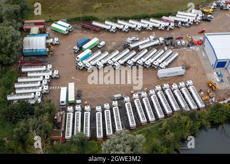 Das Bild vom 1. Oktober zeigt die governmentÕs Reserve-Tanker, die trotz der anhaltenden Kraftstoffkrise am Freitagmorgen in Fenstanton, Cambridgeshire, gelagert werden.nur eine Handvoll der 40 Tanker im Wert von schätzungsweise £4 Millionen wurden diese Woche verlassen. Die governmentÕs Reserve-Tanker sitzen heute Morgen (Freitag) auf einem Lagerplatz in Cambridgeshire, während die Kraftstoffkrise anhält. Rund 40 Tanker im Wert von schätzungsweise £4 Millionen werden im Lagerhaus in Fenstanton geparkt, während die Vorhöfe in ganz Großbritannien aufgrund eines Mangels an Lkw-Fahrern geschlossen bleiben. Stockfoto