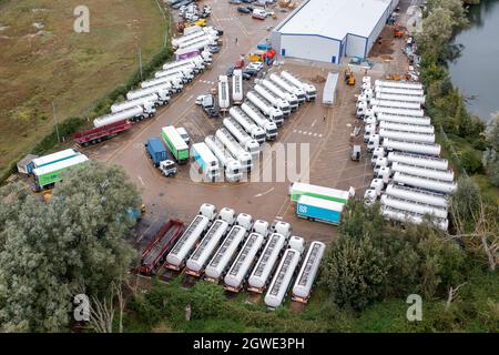 Das Bild vom 1. Oktober zeigt die governmentÕs Reserve-Tanker, die trotz der anhaltenden Kraftstoffkrise am Freitagmorgen in Fenstanton, Cambridgeshire, gelagert werden.nur eine Handvoll der 40 Tanker im Wert von schätzungsweise £4 Millionen wurden diese Woche verlassen. Die governmentÕs Reserve-Tanker sitzen heute Morgen (Freitag) auf einem Lagerplatz in Cambridgeshire, während die Kraftstoffkrise anhält. Rund 40 Tanker im Wert von schätzungsweise £4 Millionen werden im Lagerhaus in Fenstanton geparkt, während die Vorhöfe in ganz Großbritannien aufgrund eines Mangels an Lkw-Fahrern geschlossen bleiben. Stockfoto