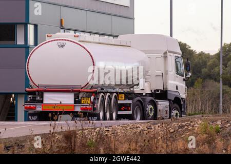 Das Bild vom 1. Oktober zeigt einen der governmentÕs Reservetanker, der am Freitagmorgen in Fenstanton, Cambridgeshire, das Lager verlässt.nur eine Handvoll der 40 Tanker im Wert von geschätzten £4 Millionen, wurden diese Woche verlassen. Die governmentÕs Reserve-Tanker sitzen heute Morgen (Freitag) auf einem Lagerplatz in Cambridgeshire, während die Kraftstoffkrise anhält. Rund 40 Tanker im Wert von schätzungsweise £4 Millionen werden im Lagerhaus in Fenstanton geparkt, während die Vorhöfe in ganz Großbritannien aufgrund eines Mangels an Lkw-Fahrern geschlossen bleiben. Stockfoto