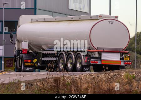 Das Bild vom 1. Oktober zeigt einen der governmentÕs Reservetanker, der am Freitagmorgen in Fenstanton, Cambridgeshire, das Lager verlässt.nur eine Handvoll der 40 Tanker im Wert von geschätzten £4 Millionen, wurden diese Woche verlassen. Die governmentÕs Reserve-Tanker sitzen heute Morgen (Freitag) auf einem Lagerplatz in Cambridgeshire, während die Kraftstoffkrise anhält. Rund 40 Tanker im Wert von schätzungsweise £4 Millionen werden im Lagerhaus in Fenstanton geparkt, während die Vorhöfe in ganz Großbritannien aufgrund eines Mangels an Lkw-Fahrern geschlossen bleiben. Stockfoto