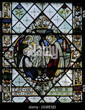 Detail eines Buntglasfensters von Frederick Charles Eden (1864-1944), in dem Jesus den Aposteln, der Kirche St. Peter und St. Pau Cummunion gab Stockfoto