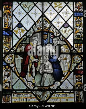 Detail eines Buntglasfensters von Frederick Charles Eden (1864-1944); ein Priester gibt Kommunion zu einer Familie, Kirchturm Aston Church Oxfordshire Stockfoto