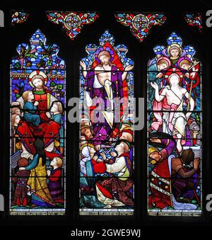 Ein Buntglasfenster von Heaton Butler & Bayne, das Jesus mit Kindern, Ascension & Resurrection, St James Church, Newbottle, Northamptonshire zeigt Stockfoto