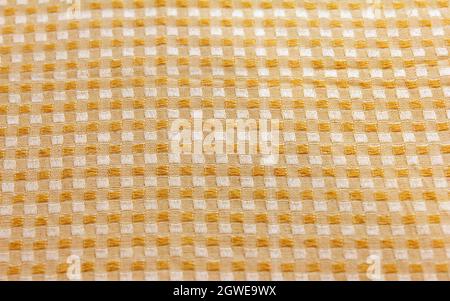 Trendy beige Material im Käfig als Hintergrund und für Tischdecke auf dem Esstisch Stockfoto