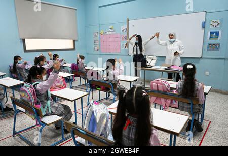 (211003) -- HAWALLI GOVERNORATE, 3. Oktober 2021 (Xinhua) -- Schüler besuchen eine Klasse an einer Schule, die während der COVID-19-Pandemie im Hawalli Governorate, Kuwait, 3. Oktober 2021 wiedereröffnet wurde. Tausende von Studenten in ganz Kuwait kehrten am Sonntag in ihre Klassen zurück, als das Land beschloss, die Schulen nach 18 Monaten Schließung aufgrund der COVID-19-Pandemie wieder zu eröffnen. (Foto von Asad/Xinhua) Stockfoto