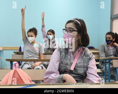 (211003) -- HAWALLI GOVERNORATE, 3. Oktober 2021 (Xinhua) -- Schüler besuchen eine Klasse an einer Schule, die während der COVID-19-Pandemie im Hawalli Governorate, Kuwait, 3. Oktober 2021 wiedereröffnet wurde. Tausende von Studenten in ganz Kuwait kehrten am Sonntag in ihre Klassen zurück, als das Land beschloss, die Schulen nach 18 Monaten Schließung aufgrund der COVID-19-Pandemie wieder zu eröffnen. (Foto von Asad/Xinhua) Stockfoto