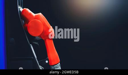 Nachts in der Tankstelle isolierte Öldüsenpumpe mit schwarzem Hintergrund und Kopierraum, Benzinservicekonzept. Stockfoto