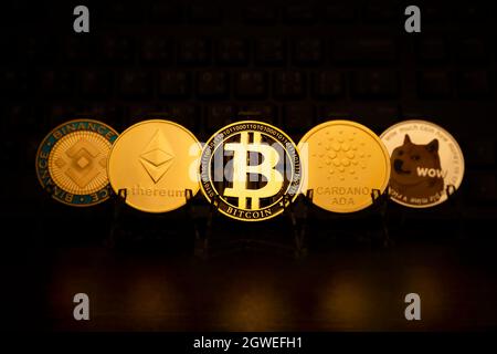 Gold Bitcoin und andere Münze Hintergrund der Krypto-Währung, virtuelles digitales Geld-Konzept Stockfoto