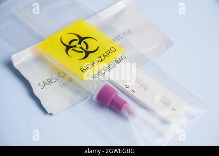 Biohazard Probenbeutel mit Covid-19 Antigen Rapid Test Kit im Inneren verwendet, infektiöse Abfälle Konzept Stockfoto