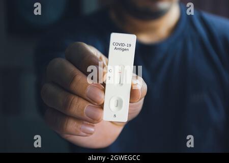 Eigene Hand mit negativem Covid-19-Testergebnis mit SARS CoV-2 Rapid Antigen Test Kit (ATK), Coronavirus infektiösem Schutzkonzept Stockfoto