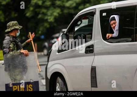 3. Oktober 2021: Moro-Bürgerführerin Samira Gutoc winkt, bevor sie ihre Kandidatur für die Senatorin bei den nationalen Wahlen 2022 vor der Wahlkommission im Sofitel Harbour Garden Tent in Metro Manila, Philippinen, einreicht. 3. Oktober 2021. Die Philippinen starteten am 1. Oktober ihre Wahlsaison, in der die Kandidaten um nationale und lokale Stellen konkurrieren. Wahlbeamte versetzten schwere Beschränkungen für den einwöchigen Registrierungsprozess, um zu verhindern, dass riesige Menschenmengen und politische Unterstützer als Vorsichtsmaßnahme gegen die Ausbreitung der Coronavirus-Krankheit an sich gezogen werden (Foto: © Basilio Sep Stockfoto