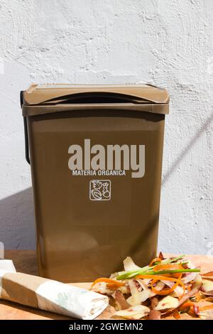 Bild eines braunen Mülls, in dem man neben den kompostierbaren Beuteln und vielen Gemüseschalen den Bio-Müll wegwerfen kann Stockfoto