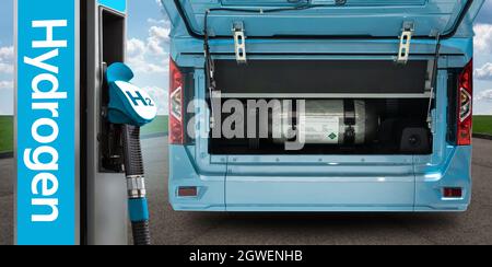 Wasserstoff-Tankstelle und -Bus mit offener Haube und einer Wasserstoffflasche im Inneren. Sauberes Mobilitätskonzept Stockfoto