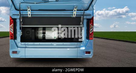 Ein Wasserstoff-Brennstoffzellen-Bus mit offener Haube und einer Wasserstoffflasche im Inneren. Stockfoto