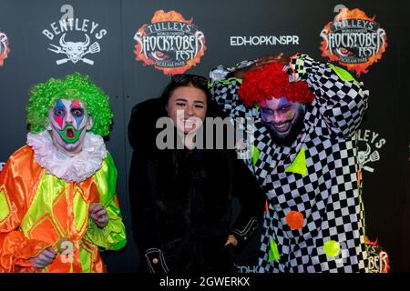 Crawley, Großbritannien. Oktober 2021. Berühmtheiten laufen auf dem roten Teppich beim Shocktober Fest im Tulleys Farm Park. Kredit: Thomas Faull/Alamy Live Nachrichten Stockfoto