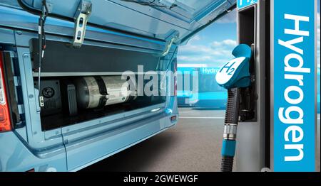 Wasserstoff-Tankstelle und -Bus mit offener Haube und einer Wasserstoffflasche im Inneren. Sauberes Mobilitätskonzept Stockfoto