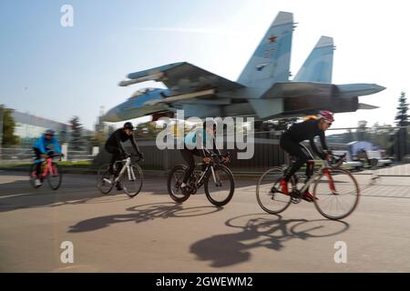 Moskau, Russland. Oktober 2021. Am 3. Oktober 2021 nehmen die Menschen an der Radfahrveranstaltung Sputnik in der VDNKh (Ausstellung der Errungenschaften der Volkswirtschaft) in Moskau, Russland, Teil. Rund 100 Amateur- und Profisportler nahmen an diesem Radrennen Teil. Quelle: Alexander Zemlianichenko Jr/Xinhua/Alamy Live News Stockfoto