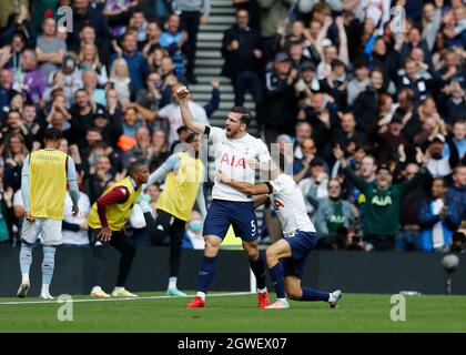 London, Großbritannien. 3. Oktober 2021; Tottenham Hotspur Stadium. Tottenham, London, England; Premier League Football, Tottenham gegen Aston Villa: Pierre-Emile Hojbjerg von Tottenham Hotspur feiert nach dem 1. Tor seiner Mannschaften in der 27. Minute, um es 1:0 zu schaffen.nur zur redaktionellen Verwendung, Lizenz für kommerzielle Nutzung erforderlich. Keine Verwendung bei Wetten, Spielen oder einer Veröffentlichung in einem Club/einer Liga/einem Spieler. Kredit: Aktion Plus Sport Bilder/Alamy Live Nachrichten Stockfoto