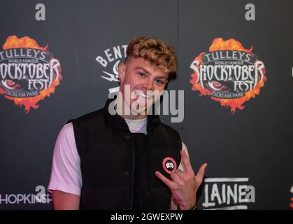 Crawley, Großbritannien. Oktober 2021. Berühmtheiten laufen auf dem roten Teppich beim Shocktober Fest im Tulleys Farm Park. Kredit: Thomas Faull/Alamy Live Nachrichten Stockfoto