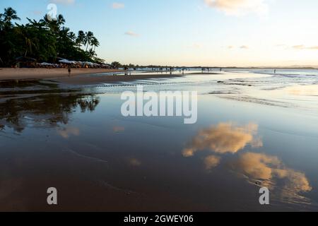 Sonnenuntergang am Strand mit kristallklarem Wasser in Barra Grande, Marau, Bundesstaat Bahia, Brasilien Stockfoto