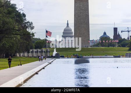 WASHINGTON DC, USA - 15. AUGUST 2021: Das Capitol Building, eine amerikanische Flagge und das Washington Memorial. Stockfoto