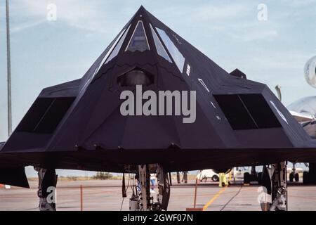 Ein Stealth-Kampfflugzeug der US Air Force Lockheed F-117A Night Hawk wird auf der Holloman AFB, New Mexico, ausgestellt. Stockfoto