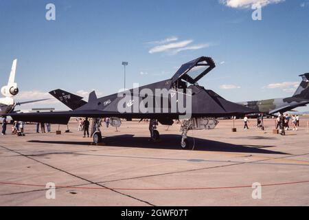 Ein Stealth-Kampfflugzeug der US Air Force Lockheed F-117A Night Hawk wird auf der Holloman AFB, New Mexico, ausgestellt. Stockfoto