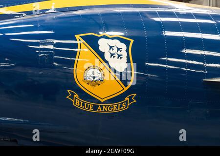 Ein Grumman F11F-1 Tiger Kämpfer in den Farben der U.S. Navy Blue Angels im Pima Air & Space Museum, Tucson, Arizona. Stockfoto