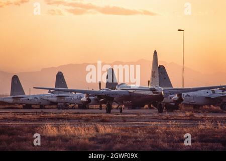 Eine Lockheed P-2 Neptune & Lockheed P-3 Orion Luftwaffe auf einem kleinen Flughafen in New Mexico. Stockfoto