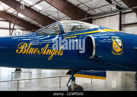 Ein Grumman F11F-1 Tiger Kämpfer in den Farben der U.S. Navy Blue Angels im Pima Air & Space Museum, Tucson, Arizona. Stockfoto