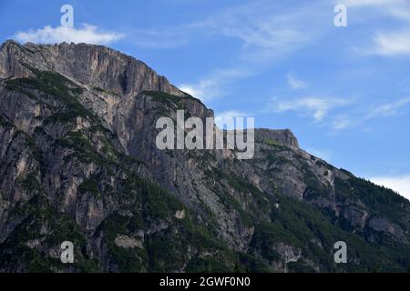Vordergrund auf dem Monte Piano 2305 Meter, im Hintergrund der Monte Piana 2324 Meter hoch Stockfoto