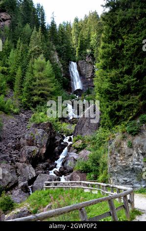 Im Comelico Superiore auf der Straße, die zum Passo di Monte Croce Comelico führt, befindet sich der Wasserfall Pissandolo, der seinen Namen vom Bach hat Stockfoto