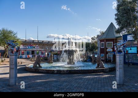 Ein Springbrunnen mit Löwen im Open-Air-Einkaufszentrum English Village vor der London Bridge in Lake Havasu City, Arizona. Stockfoto