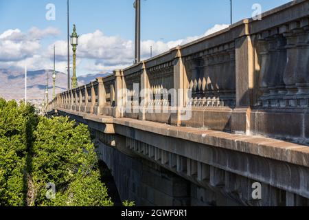 Die London Bridge am Lake Havasu in Lake Havasu City, Arizona, mit original gusseisernen Lampen. Stockfoto