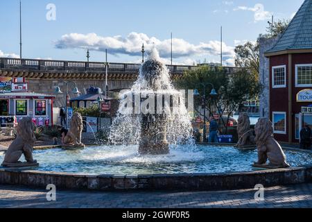 Ein Springbrunnen mit Löwen im Open-Air-Einkaufszentrum English Village vor der London Bridge in Lake Havasu City, Arizona. Stockfoto