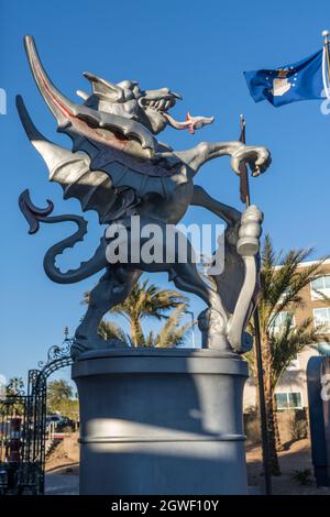 Eine Drachenstatue, die die City of London an der London Bridge in Lake Havasu City, Arizona, darstellt. Stockfoto