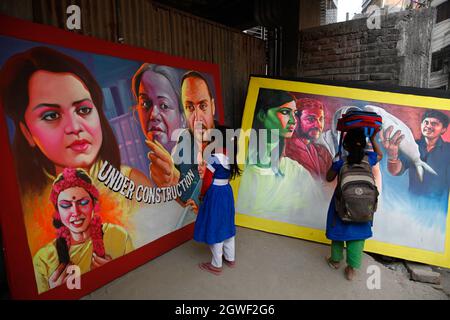 Bangladeschische Kinder beobachten am 30. Januar 2018 auf dem Plakat der bangladeschischen Kinos in Dhaka. Hanif Pappu wurde 1949 in Hussaini Dalan im alten D-Gebiet geboren Stockfoto