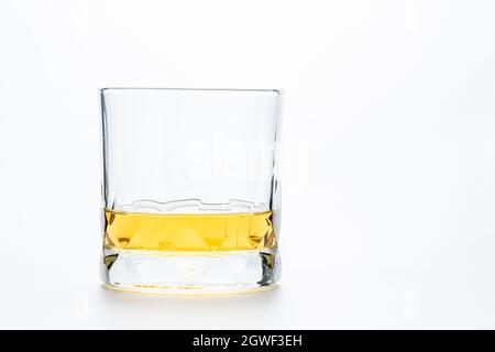 Whiskey oder Brandy in Steinglas oder altmodischem Glas isoliert auf weißem Hintergrund, Getränkekonzept Stockfoto