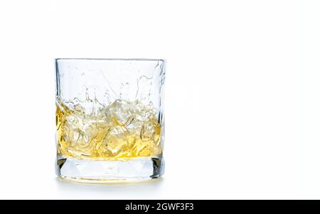 Lassen Sie Eiswürfel in Steinglas oder altmodisches Glas, isoliert auf weißem Hintergrund, Getränkekonzept, zum Whiskey fallen Stockfoto