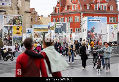 03. Oktober 2021, Sachsen-Anhalt, Halle (Saale): Zahlreiche Besucher spazieren durch die EinheitsExpo, eine Ausstellung zum Tag der Deutschen Einheit. Die zentralen Feierlichkeiten zum Tag der Deutschen Einheit finden in der Saale statt. Foto: Jan Woitas/dpa-Zentralbild/ZB Quelle: dpa picture Alliance/Alamy Live News Stockfoto