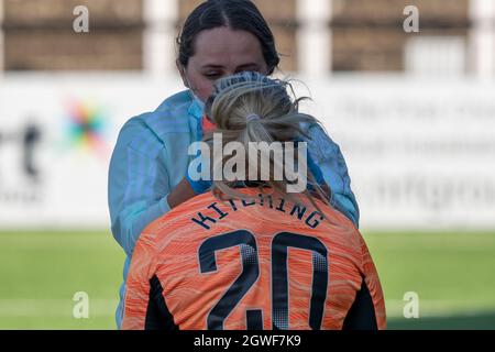 Fran Kitching (20 Sheffield United) wird nach einer Verletzung während des FA Womens Championship-Spiels zwischen Crystal Palace und Sheffield United in Hayes Lane, Bromley, England, behandelt. Stockfoto