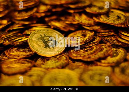Bitcoin Kryptowährung auf Haufen Goldmünzen eine Menge Stockfoto