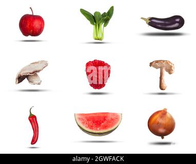 Frische, natürliche Obst- und Gemüsefutter isoliert auf weißem Hintergrund. Apfel, pak Choi, Aubergine, Pilze, Himbeere, Chili, Wassermolon, Zwiebel Stockfoto