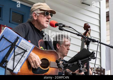 Somerville, MA USA 2. Oktober 2021: Die Fort Point Ramblers spielen Bluegrass-Musik auf der Mountain Avenue im Rahmen des Somerville Porchfest, das von gesponsert wird Stockfoto